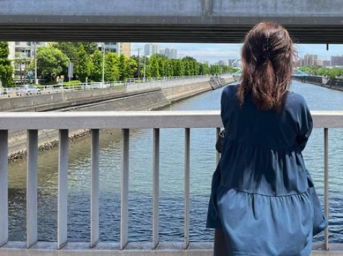 橋の上にいる女性