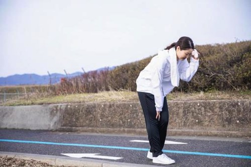 徒歩の途中に疲れる女性