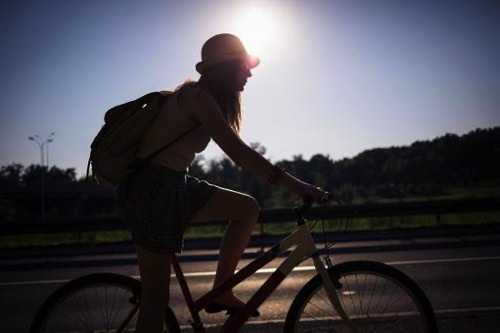自転車に乗る女性