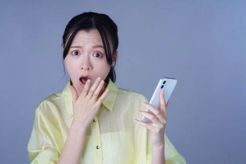 スマホ不良に困った女性