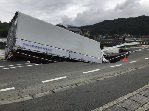 地震時道路陥没・地盤沈下に巻き込まれたトラック