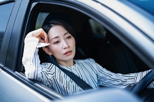 車を運転中に困る女性
