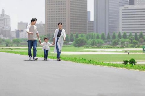 ウォーキングする家族