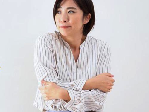 寒がる女性