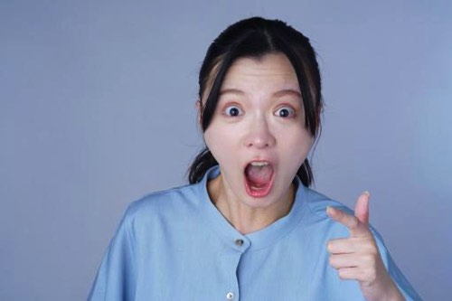 玄関先の浸水にびっくりする女性