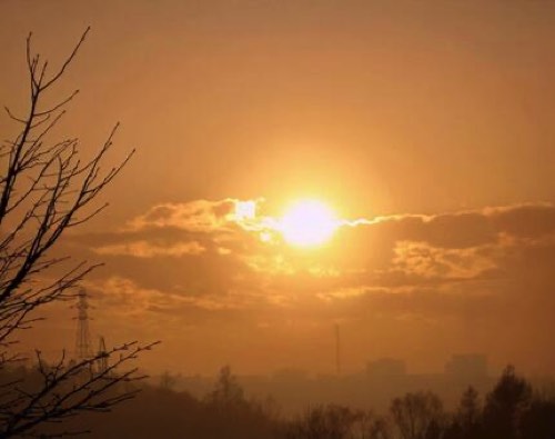 黄砂に包まれる太陽