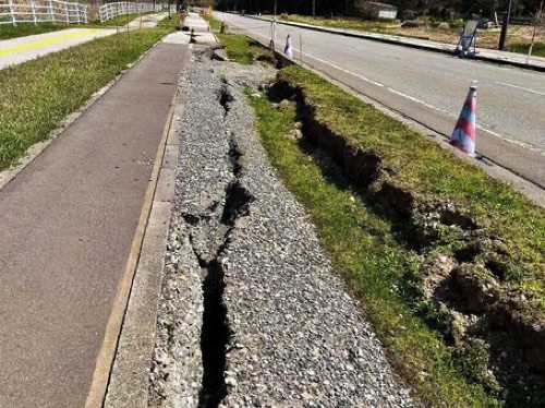 地震による道路の地盤沈下