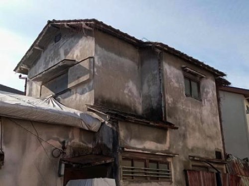 地震・台風で危険老朽化した２階建て住宅