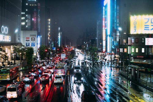 雨の中での都会の道路