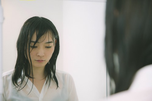 短時間強雨にずぶ濡れになる女性