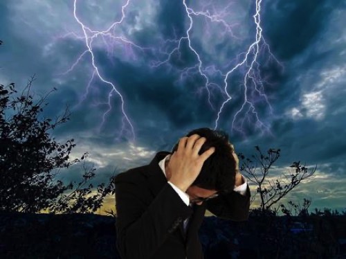 雷に怯える男性