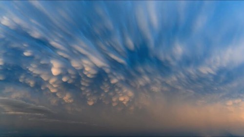 ダウンバースト前の雲行き