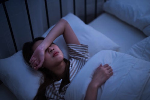 寝苦しい夜の女性