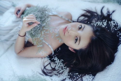 雪に寝そべる女性