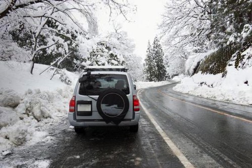 ブラックアイスバーンを走る車