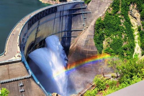 黒部ダムの放流と虹