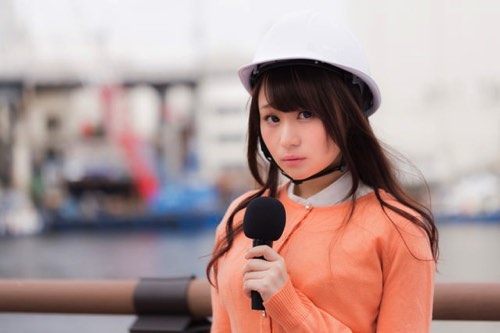 災害現場から報道する女性