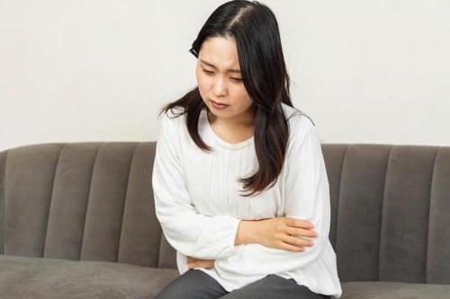 お腹が痛い女性