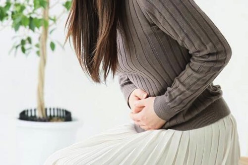 お腹が痛い女性