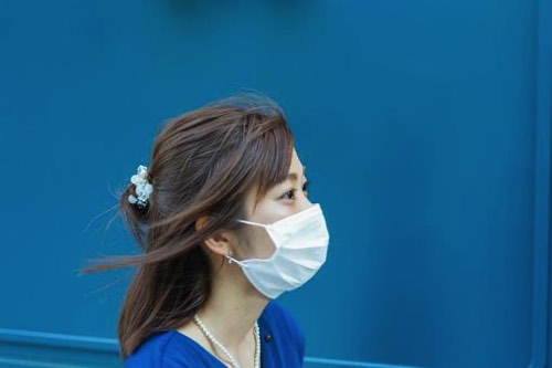白マスクをする女性