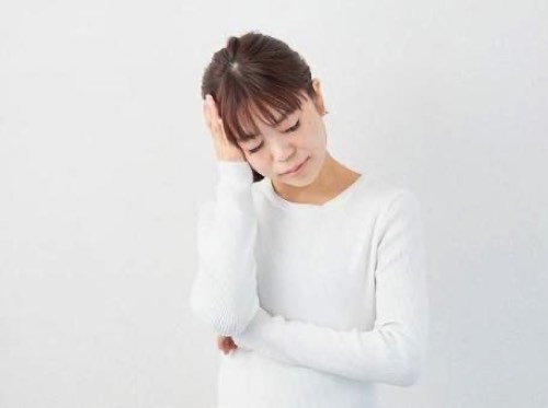 偏頭痛の女性
