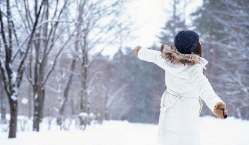 高原と吹雪と女性