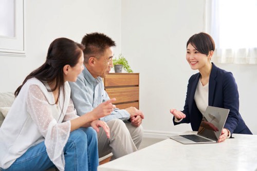 保険外交員と打ち合わせ