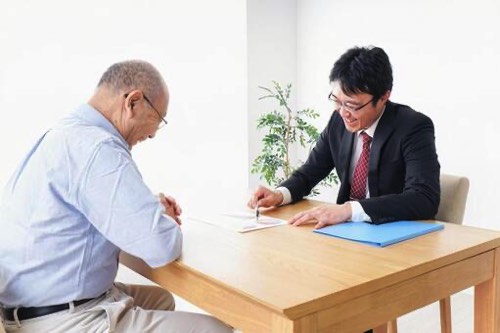 営業マンと商談するおじいさん