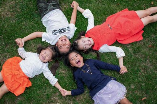 寝転がって微笑む子ども達