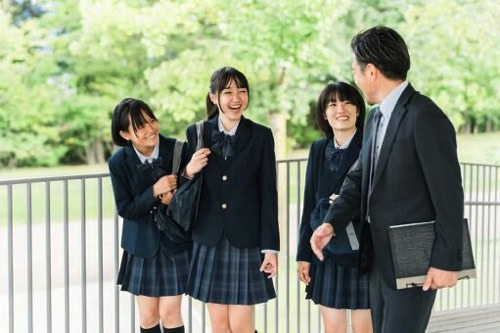 廊下で会話する先生と生徒