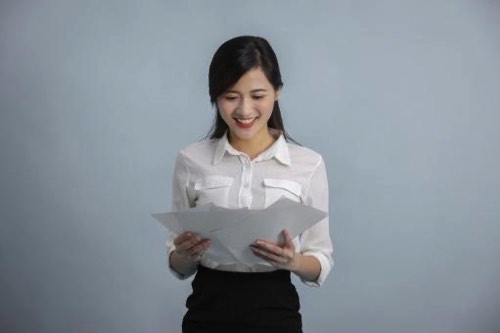 マニュアルを読む女性