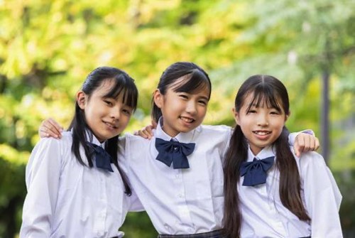 にこやかな中学生