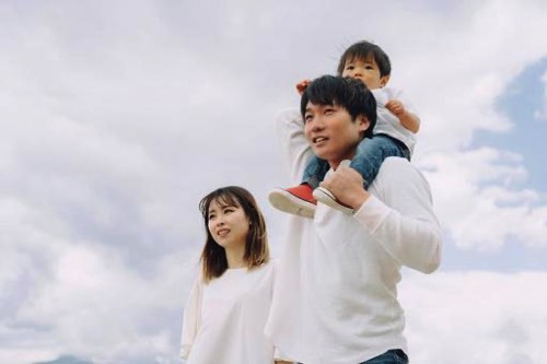 家族と肩車する父親