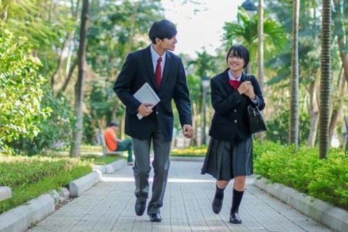 談笑しながら歩く高校生