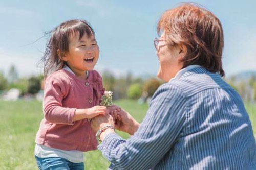 小さな子供とおばあちゃん