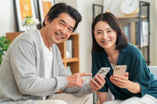 スマートフォンを使用するシニア夫婦