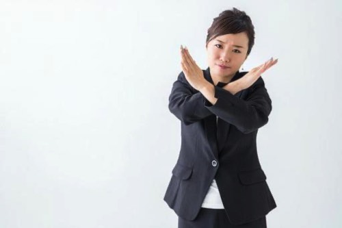 お断りする女性