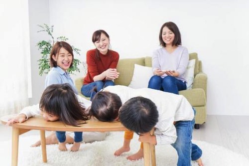 リビングの若いお母さんと子ども