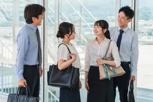 若い公務員談笑