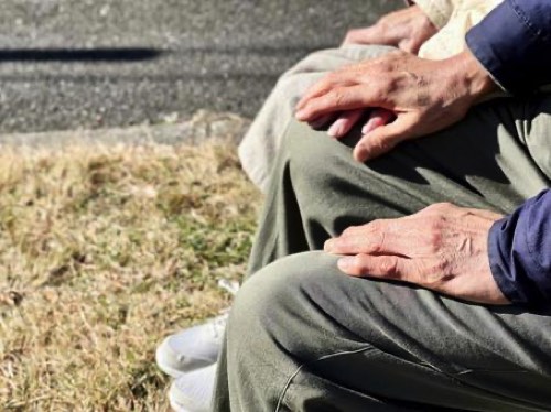 手をあわせる高齢者