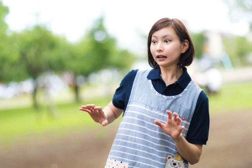 想定外の状況を発見する女性