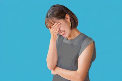 恥ずかしがる女性