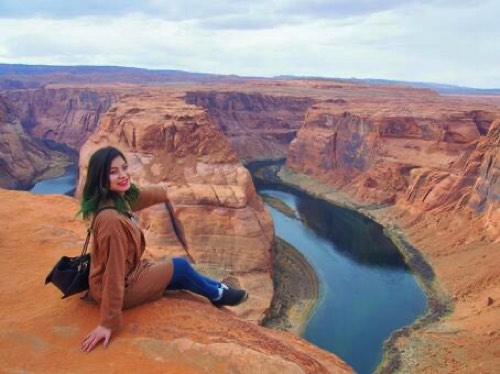 危険な箇所での写真撮影女性