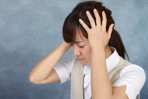 頭を抱える女性
