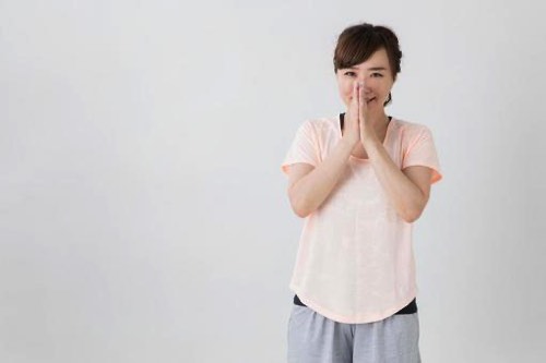謝っているつもりの女性