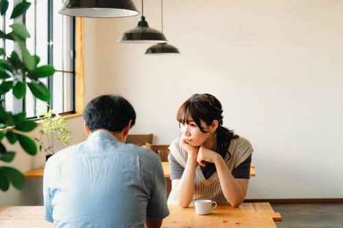 深刻な話をするカップル