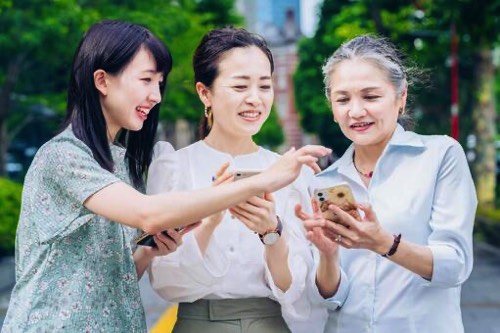 スマホを教える若者