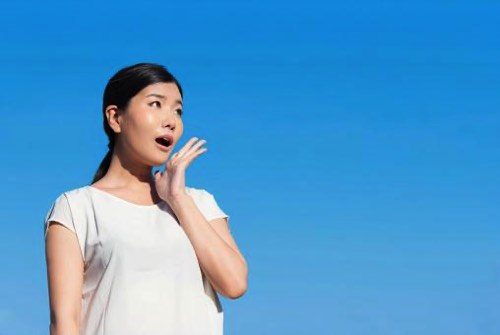 気づく女性