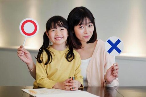 クイズに答える親子