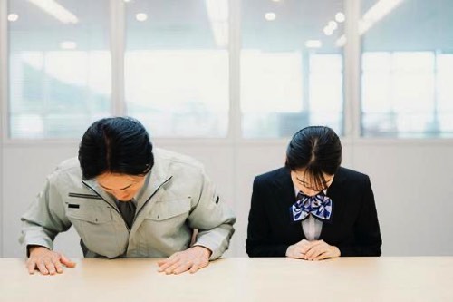 謝罪する男女